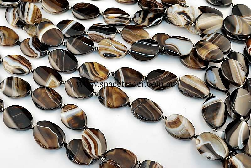 Agate - 18x25mm Oval Black Banded Agate Bead in 14 Pcs a Strand