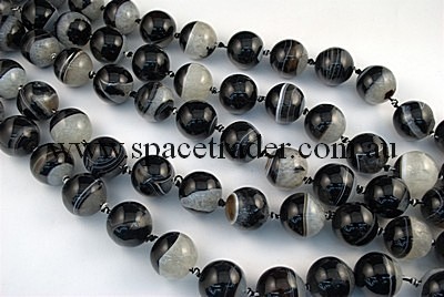 Agate - 22mm Plain Round Black Agate with Inclusion in 16 Pcs a Strand