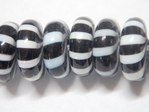 glass - tribal disc - 4815 - 15mm - black+white x 500 beads